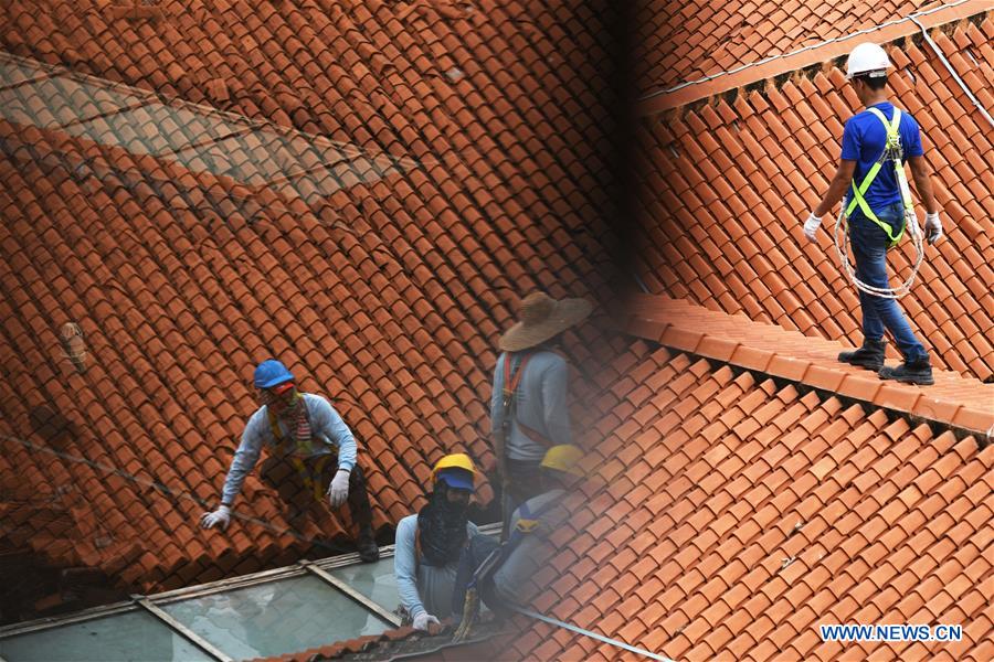 SINGAPORE-DAILY LIFE-ROOF TILING