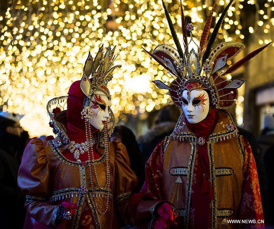 ITALY-VENICE-CARNIVAL-REVELERS