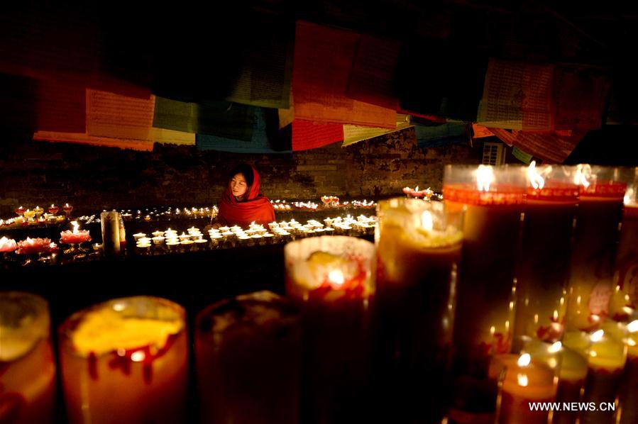 CHINA-XI'AN-TEMPLE-BUTTER LAMP-BLESSING (CN)