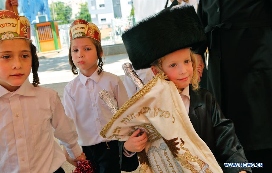 ISRAEL-REHOVOT-ULTRA ORTHOCOX JEW-SHAVUOT