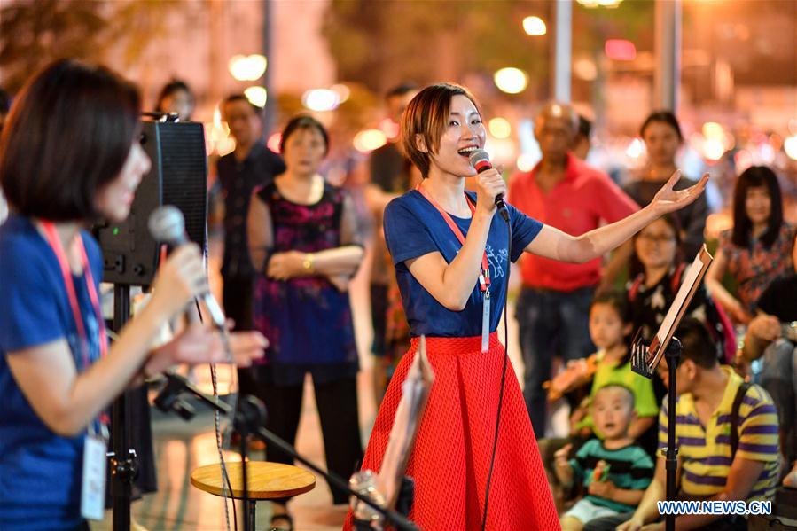 CHINA-CHENGDU-STREET BAND (CN)