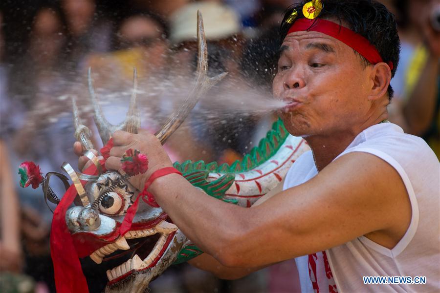 CHINA-MACAO-BIRTH OF BUDDHA-DRUNKEN DRAGON DANCE (CN)