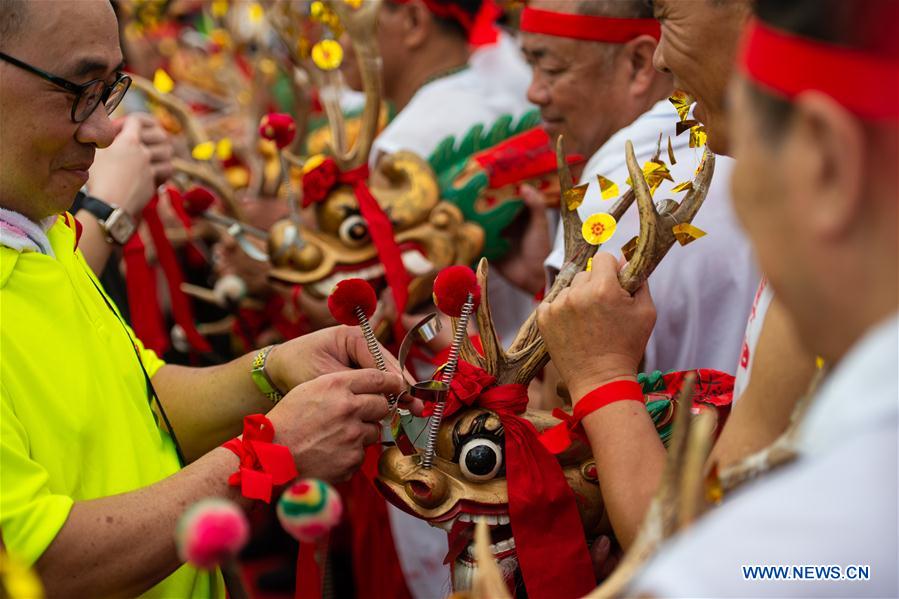 CHINA-MACAO-BIRTH OF BUDDHA-DRUNKEN DRAGON DANCE (CN)