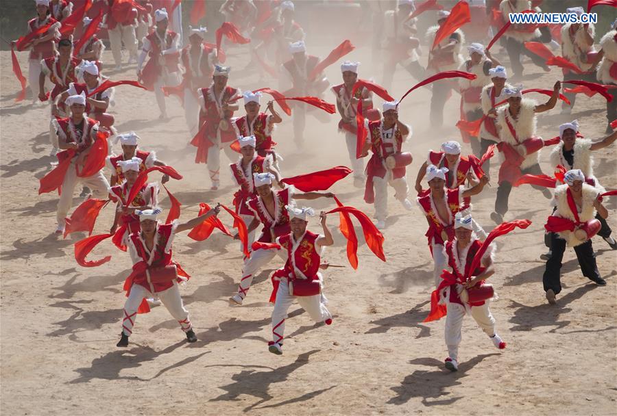 CHINA-SHAANXI-WAIST DRUM PERFORMANCE (CN)