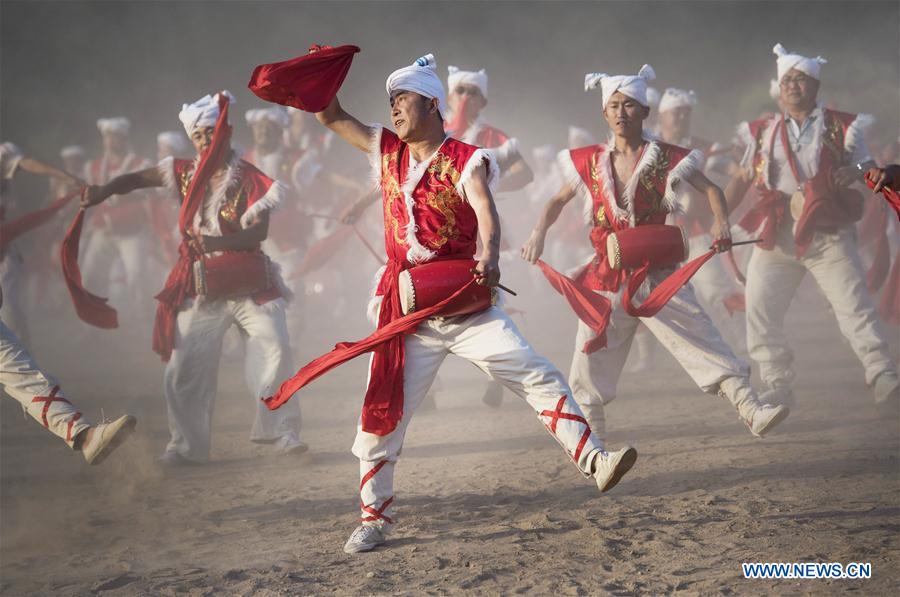 CHINA-SHAANXI-WAIST DRUM PERFORMANCE (CN)