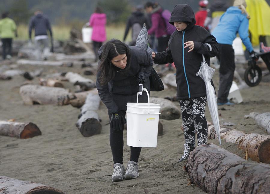 CANADA-RICHMOND-SHORELINE CLEANUP