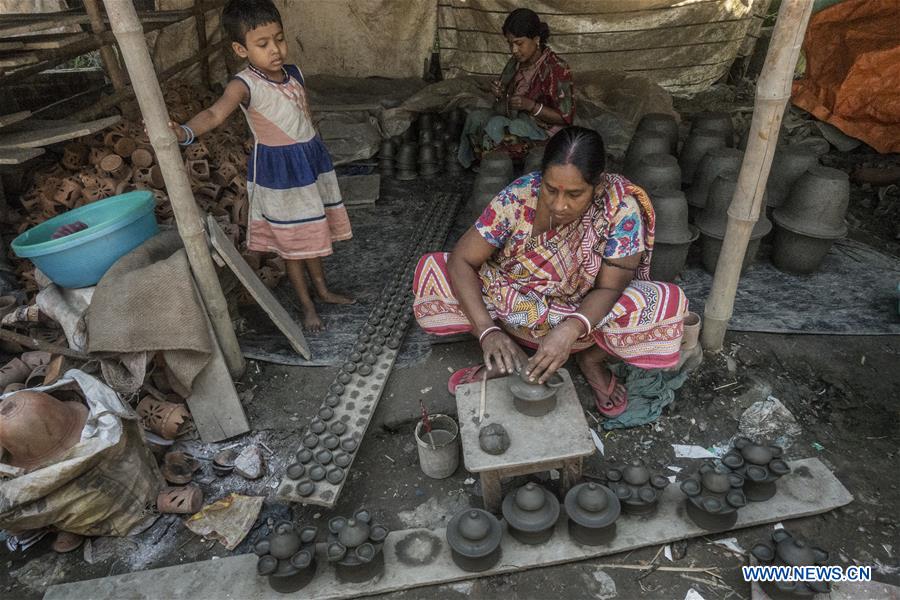 INDIA-KOLKATA-EARTHEN LAMP