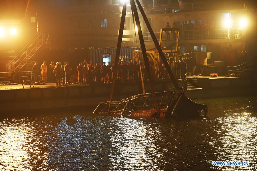 CHINA-CHONGQING-BUS WRECK-RETRIEVED (CN)