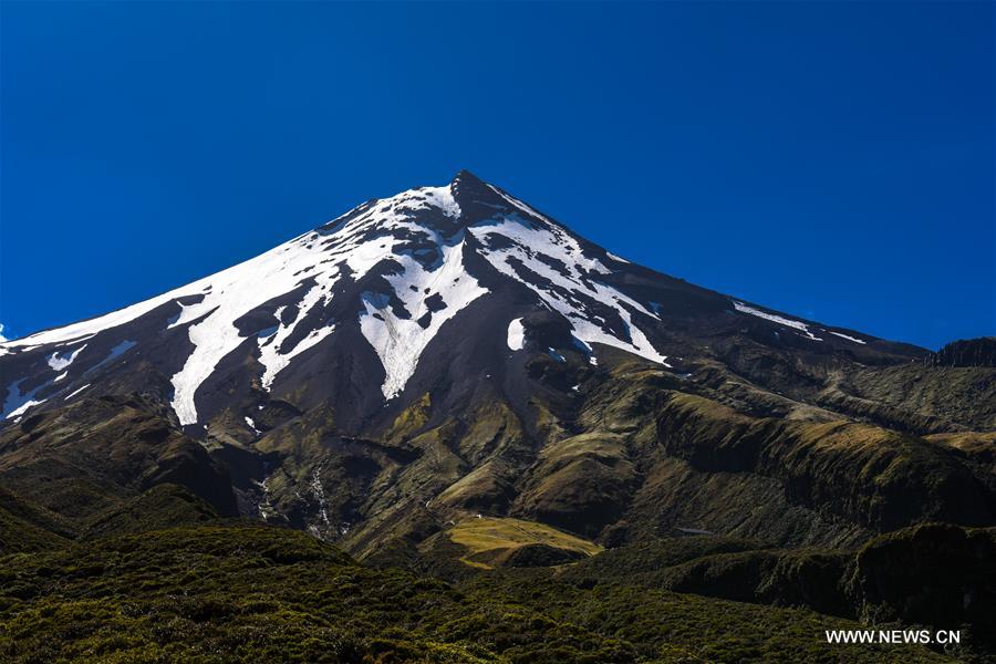 NEW ZEALAND-NEW PLYMOUTH-MT TARANAKI-SCENERY