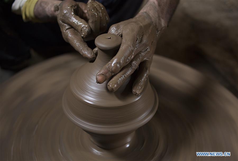 KASHMIR-SRINAGAR-POTTERY