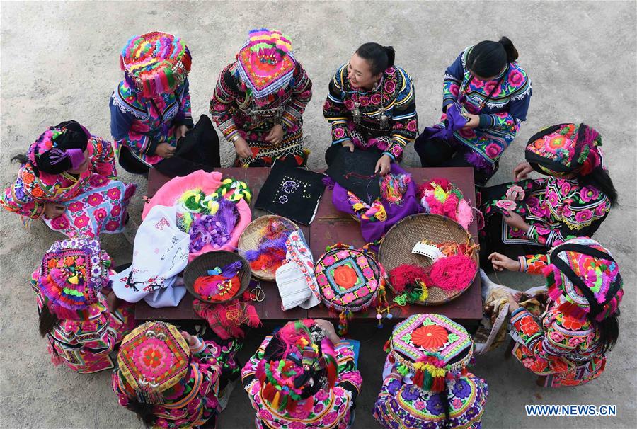 CHINA-YUNNAN-KUNMING-EMBROIDERY (CN)