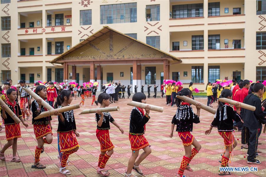 (SP)CHINA-YUNNAN-MANGSHI-MUNAO DANCING