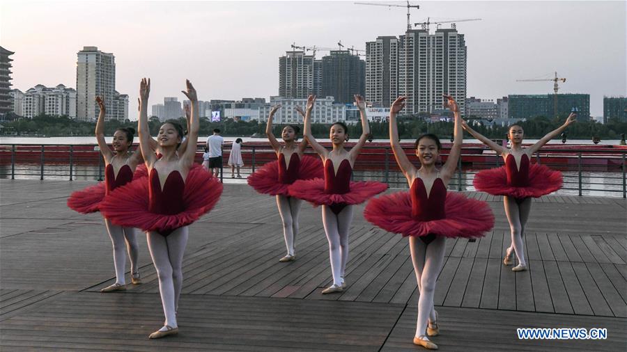 CHINA-GUANGXI-QINZHOU-YOUNG BALLET DANCER-VACATION (CN)