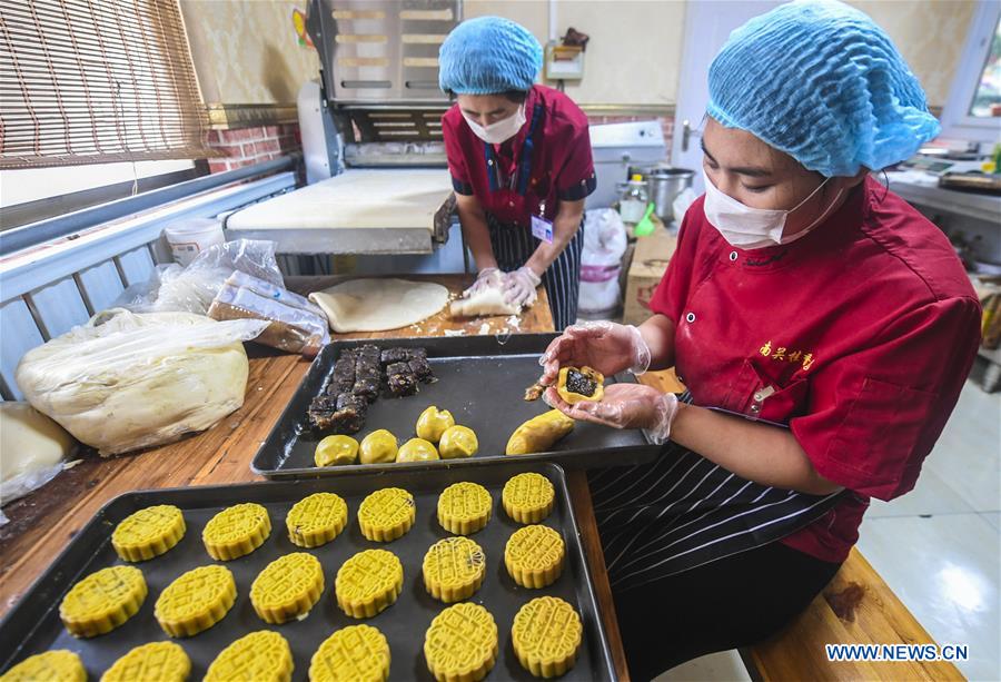 CHINA-HEBEI-YONGQING-HANDMADE MOON CAKES (CN)