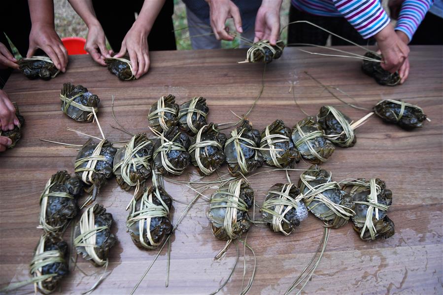 CHINA-ZHEJIANG-HUZHOU-CRAB-BINDING COMPETITION (CN)