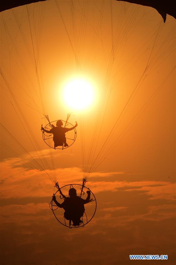 KUWAIT-AL AHMADI-PARAGLIDER-SUNSET