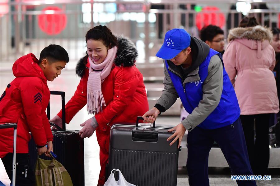 CHINA-GANSU-LANZHOU-SPRING FESTIVAL RUSH-RAILWAY STATION VOLUNTEERS (CN)