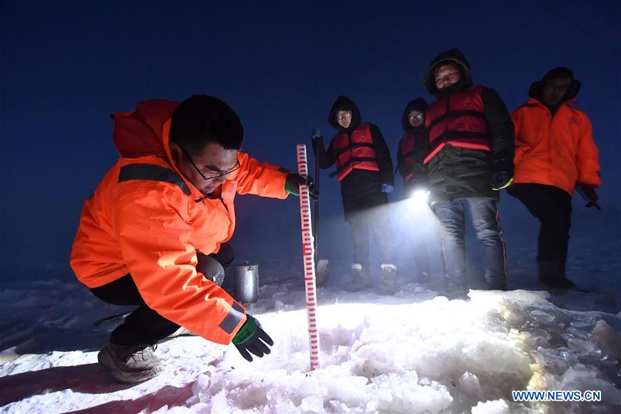 CHINA-INNER MONGOLIA-TUOKETUO-YELLOW RIVER-HYDROLOGICAL WORKERS (CN)