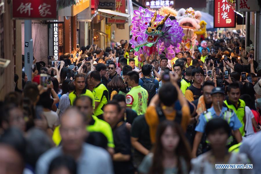 CHINA-MACAO-DRAGON-LION-DANCE-PARADE (CN)