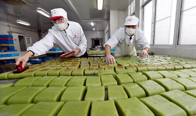 Workers in Jiangsu's Wuxi busy making rice cakes as Spring Festival approaches