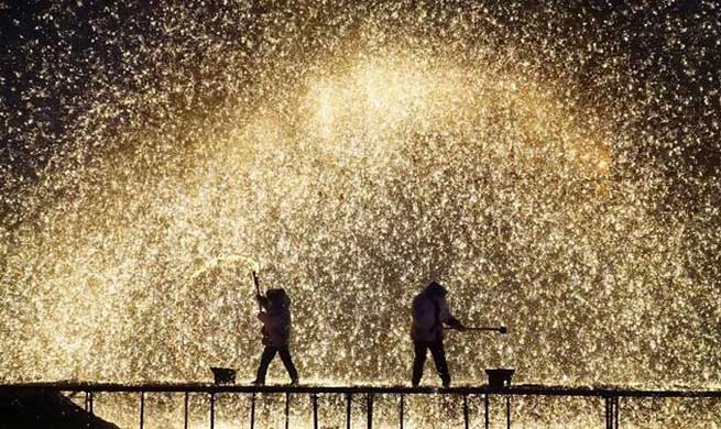 Folk artists spray molten iron to celebrate Spring Festival