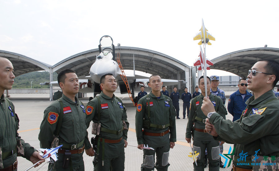 ↑海軍某艦載航空兵部隊部隊長戴明盟帶領飛行員進行地面模擬訓練。