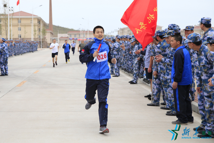 ↑資料圖片：深藍薪火杯長跑接力賽，張超跑最后一棒到達終點。