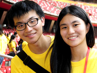 2013年"中國尋根之旅"夏令營(yíng)營(yíng)員們參觀“鳥巢”