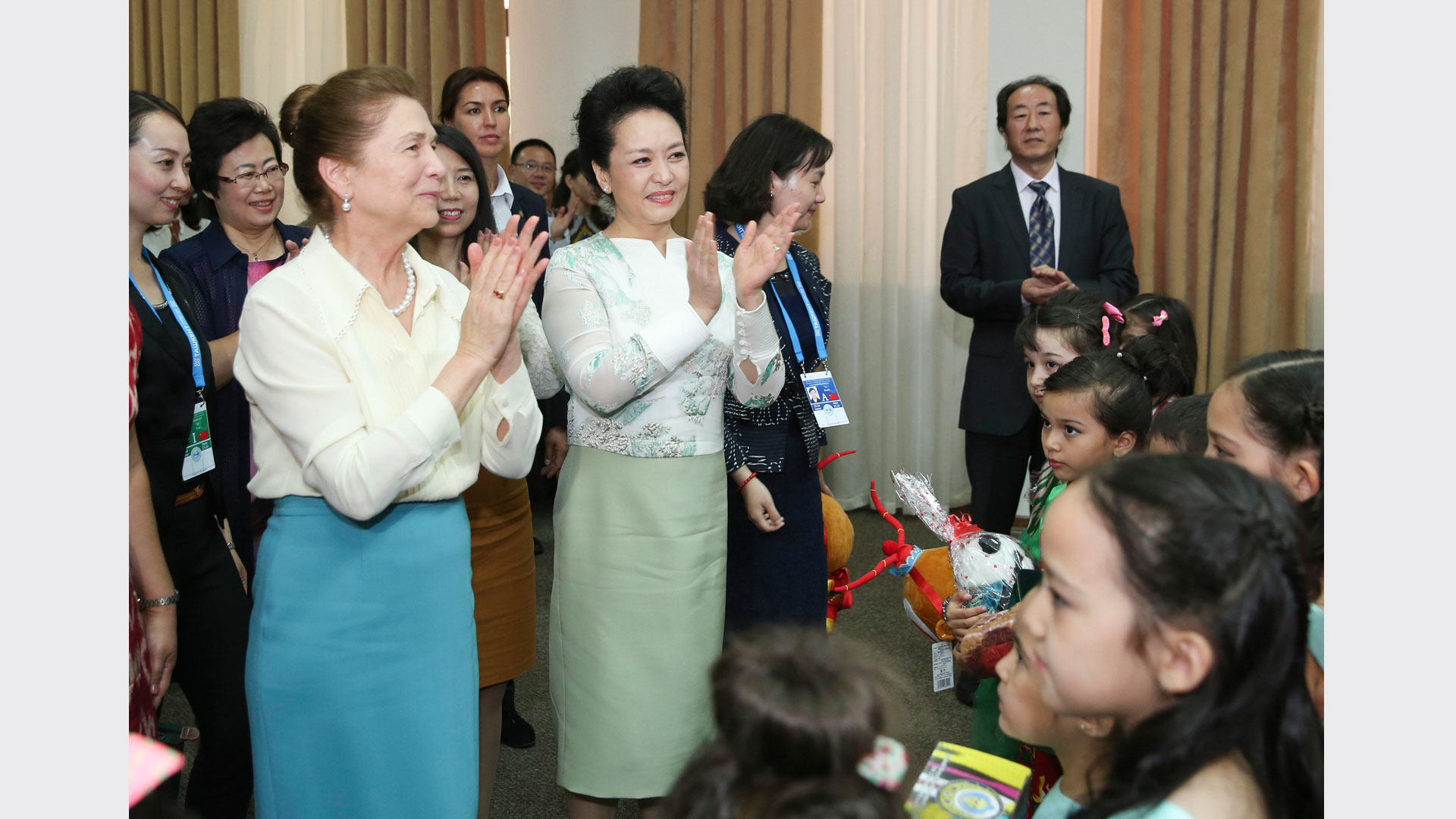 彭麗媛同烏茲別克斯坦總統夫人卡里莫娃共同參觀塔什干孔子學院