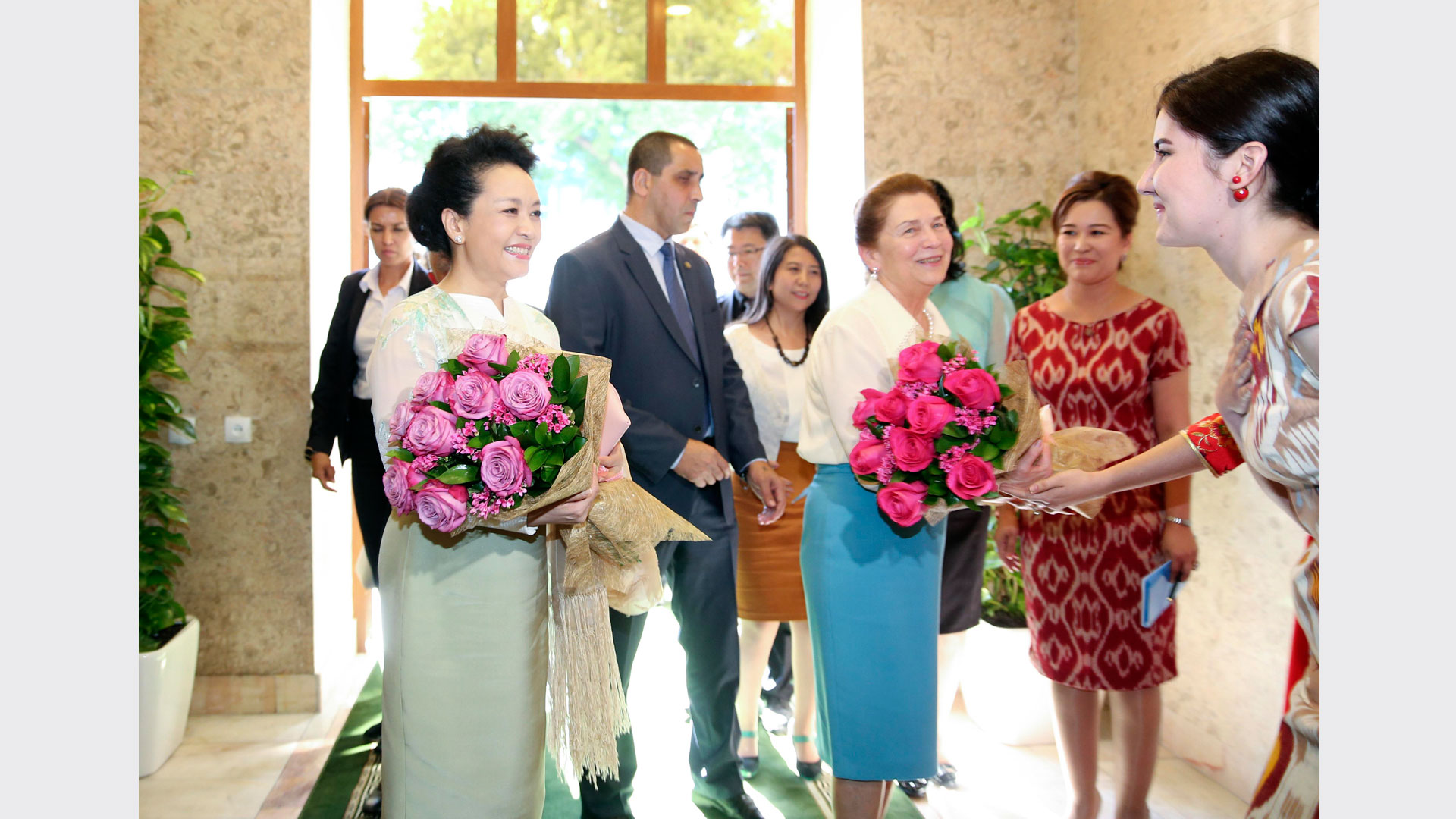 彭麗媛同烏茲別克斯坦總統夫人卡里莫娃共同參觀塔什干孔子學院