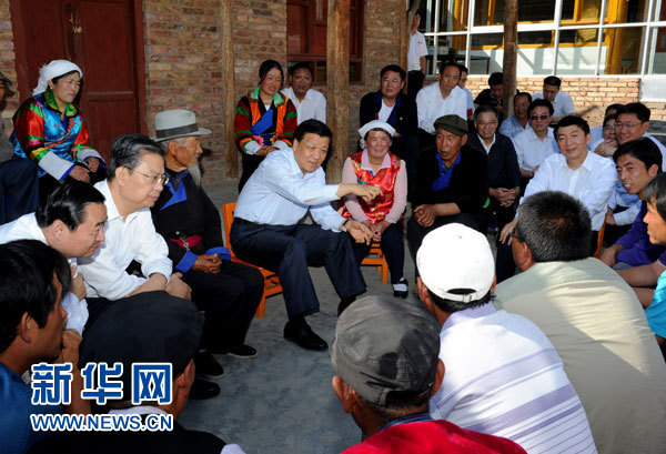 這是7月17日，劉云山在海東市互助土族自治縣東山鄉白牙合村同基層干部群眾座談。新華社記者 饒愛民 攝 