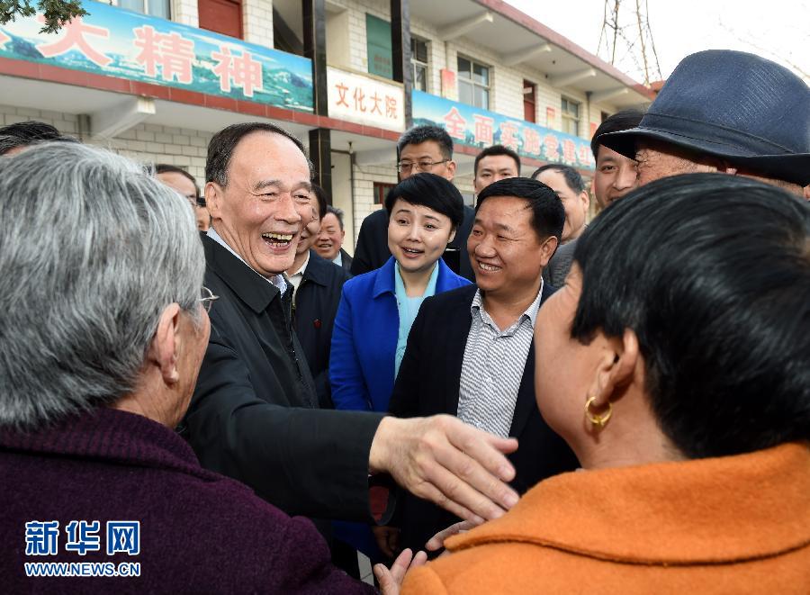 3月27日至28日，中共中央政治局常委、中央紀委書記王岐山到河南省調(diào)研，并主持召開座談會。這是3月27日王岐山在河南林州姚村鎮(zhèn)馮家口村同村民親切交談。 新華社記者 饒愛民 攝