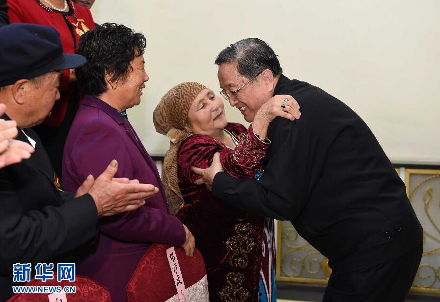 9月29日，中共中央政治局常委、全國政協主席、中央代表團團長俞正聲率中央代表團部分成員赴阿勒泰地區看望各族干部群眾。這是俞正聲接見阿勒泰地區有關負責同志、各界人士代表和援疆干部代表時與維吾爾族老人阿尼帕·阿力馬洪親切擁抱。阿尼帕·阿力馬洪先后收養漢、回、維吾爾、哈薩克4個民族的10個孤兒。新華社記者 饒愛民 攝 
