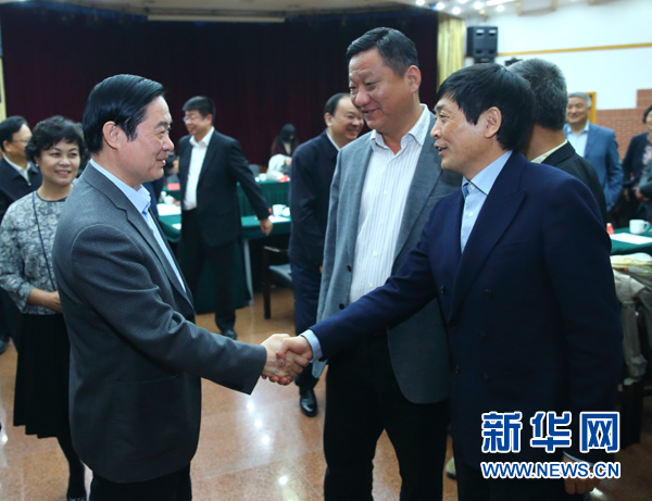 4月12日，中共中央政治局委員、中央書記處書記、中宣部部長劉奇葆在北京出席“走向世界的中國兒童文學”座談會并講話。這是座談會后，劉奇葆與國際安徒生獎獲得者、兒童文學作家曹文軒握手。新華社記者丁海濤攝