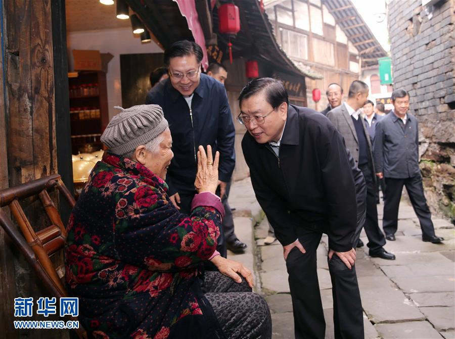 這是11月21日，張德江在宜賓李莊鎮(zhèn)同濟(jì)社區(qū)與居民親切交談。 新華社記者 劉衛(wèi)兵 攝 