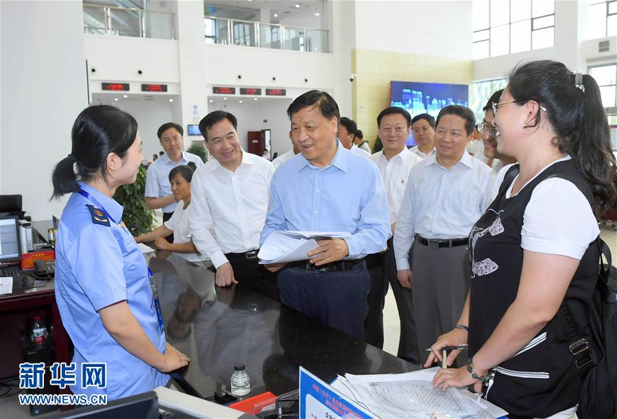 6月22日至24日，中共中央政治局常委、中央書記處書記劉云山在遼寧調(diào)研。這是6月22日，劉云山在中國（遼寧）自貿(mào)試驗區(qū)營口片區(qū)與干部群眾深入交流。新華社記者 張鐸 攝