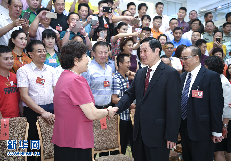 7月19日，中國曲藝家協會第八次全國代表大會在北京召開。中共中央政治局委員、中央書記處書記、中宣部部長劉奇葆出席開幕式并講話。這是開幕式前，劉奇葆接見與會代表。新華社記者 張領 攝