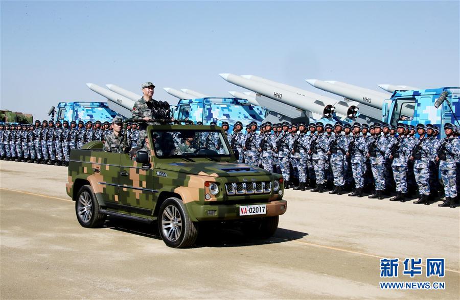 7月30日上午，慶祝中國人民解放軍建軍90周年閱兵在朱日和聯合訓練基地隆重舉行。中共中央總書記、國家主席、中央軍委主席習近平檢閱部隊并發表重要講話。這是習近平乘車檢閱部隊。新華社記者 李濤 攝