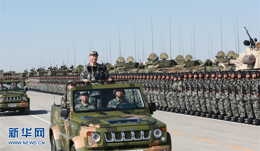 7月30日上午，慶祝中國人民解放軍建軍90周年閱兵在朱日和聯合訓練基地隆重舉行。中共中央總書記、國家主席、中央軍委主席習近平檢閱部隊并發表重要講話。這是習近平乘車檢閱部隊。新華社記者 李剛 攝