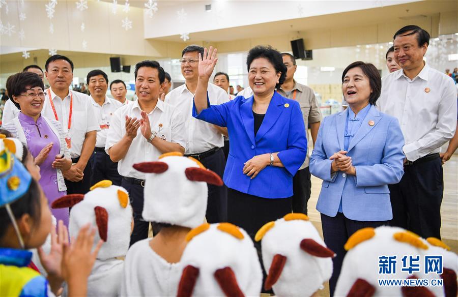 8月9日，中共中央政治局委員、國務院副總理、中央代表團副團長劉延東率中央代表團二分團到赤峰看望慰問各族干部群眾。這是劉延東在赤峰市青少年宮與青少年熱烈互動。新華社記者 連振 攝