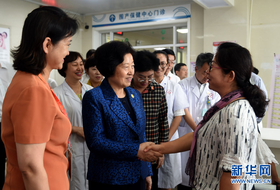 8月9日，中共中央政治局委員、中央統戰部部長、中央代表團副團長孫春蘭率中央代表團三分團，先后赴內蒙古自治區烏海市、阿拉善盟看望各族干部群眾。這是孫春蘭在烏海市婦兒醫療預防保健中心同患者親切交談。新華社記者 任軍川 攝
