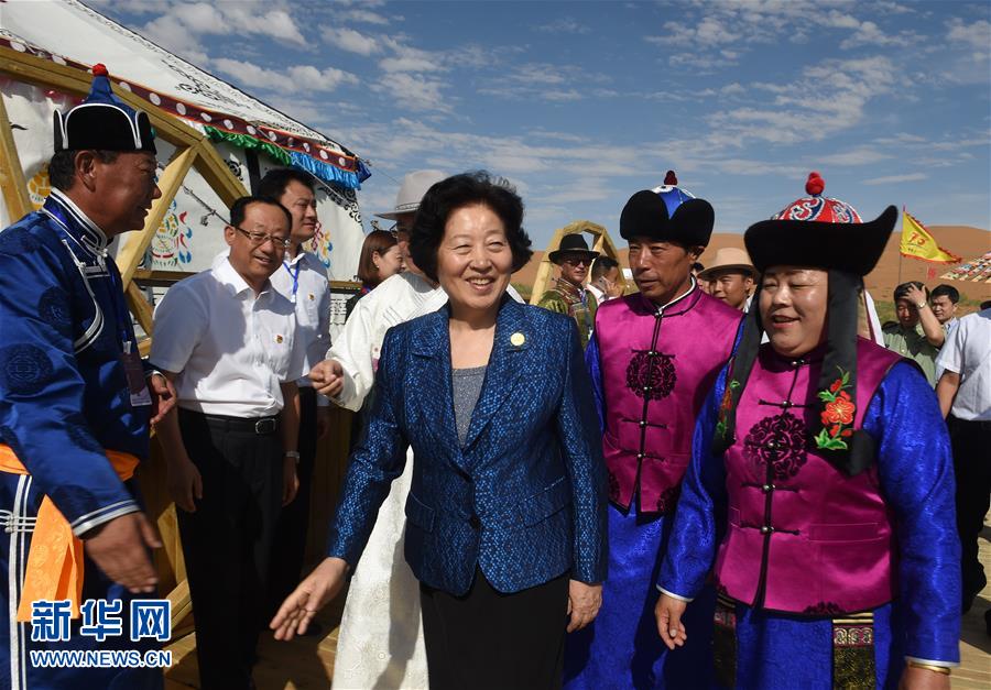8月10日，中共中央政治局委員、中央統戰部部長、中央代表團副團長孫春蘭率中央代表團三分團繼續在內蒙古自治區阿拉善盟看望慰問，把以習近平同志為核心的黨中央的親切關懷和全國各族人民的美好祝福帶給阿拉善各族各界干部群眾。這是孫春蘭在牧民張輝生（右二）家了解生產生活情況。新華社記者 任軍川 攝