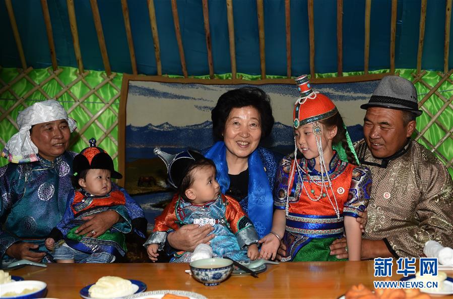 8月11日，帶著以習(xí)近平同志為核心的黨中央的親切關(guān)懷和全國各族人民的美好祝福，中共中央政治局委員、中央統(tǒng)戰(zhàn)部部長、中央代表團副團長孫春蘭率中央代表團三分團在錫林郭勒盟看望各族干部群眾，共同慶祝內(nèi)蒙古自治區(qū)成立70周年。這是孫春蘭在錫林浩特市寶力根蘇木牧民巴·巴特爾（右一）家中看望。新華社記者 任軍川 攝