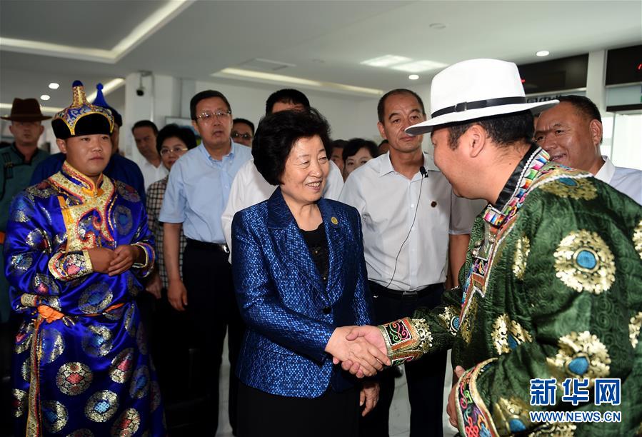 8月11日，帶著以習(xí)近平同志為核心的黨中央的親切關(guān)懷和全國各族人民的美好祝福，中共中央政治局委員、中央統(tǒng)戰(zhàn)部部長、中央代表團副團長孫春蘭率中央代表團三分團在錫林郭勒盟看望各族干部群眾，共同慶祝內(nèi)蒙古自治區(qū)成立70周年。這是孫春蘭在非公企業(yè)大莊園生態(tài)牛羊肉產(chǎn)業(yè)示范園同前來售羊的牧民親切交談。新華社記者 任軍川 攝