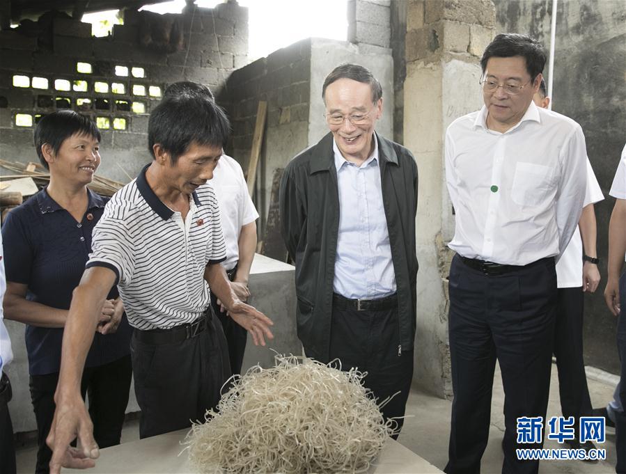 9月3日至5日，中共中央政治局常委、中央紀委書記、中央巡視工作領導小組組長王岐山在湖南省調研并主持召開巡察工作座談會。這是9月4日，王岐山在瀏陽市官橋鎮石灰嘴村貧困戶家中了解脫貧情況。新華社記者 王曄 攝

