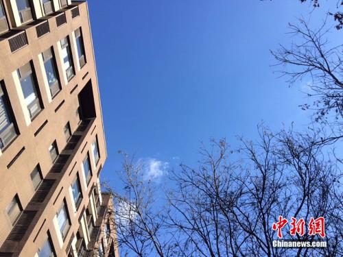 2017年12月7日，北京空氣質量較好，圖為北京豐臺區某小區拍到的藍天。<a target='_blank'  >中新網</a> 邱宇 攝