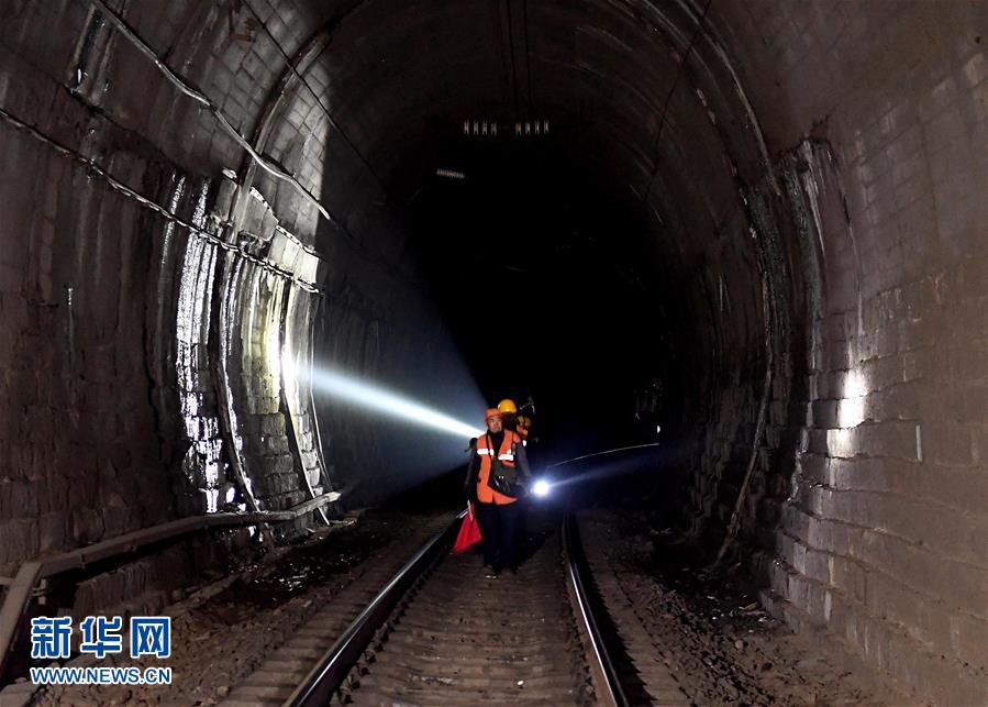 （走基層 聽民聲）（6）鐵路守護者 隧道“打冰人”