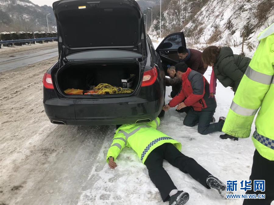 （新華全媒頭條）（4）雨雪冰凍中，他們奮力前行——基層黨員干群抗擊冰雪災(zāi)害紀實