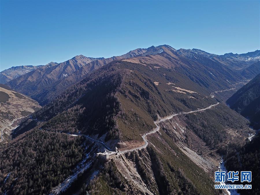 （圖文互動·新華全媒頭條）（1）讓農民致富奔小康的道路越走越寬廣——黨的十八大以來以習近平同志為核心的黨中央關心農村公路發展紀實