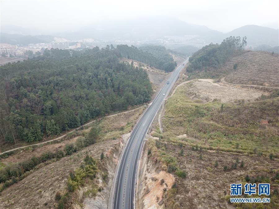 （圖文互動·新華全媒頭條）（2）讓農民致富奔小康的道路越走越寬廣——黨的十八大以來以習近平同志為核心的黨中央關心農村公路發展紀實